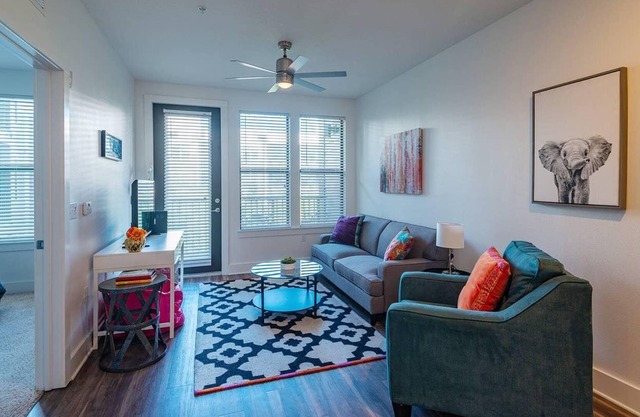 Frontdesk | Fresh 1BR Apt in Hyde Park
