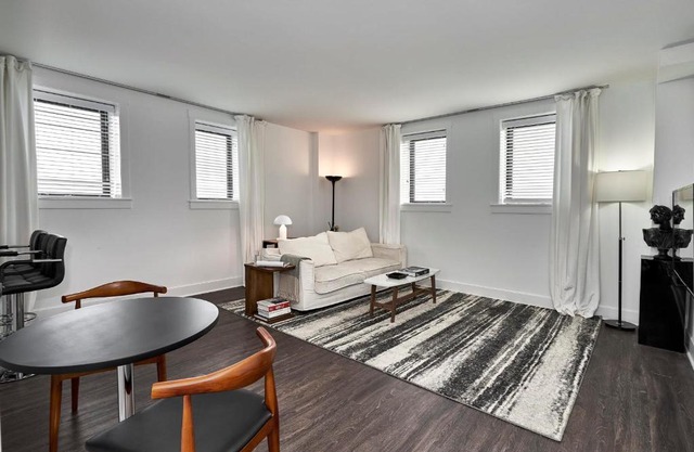 FRONTDESK Hyde Park Studio Apt with Lake View