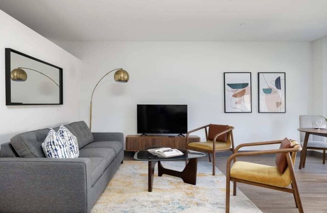 Frontdesk | Modern 1 BR Apt near the Crossroads