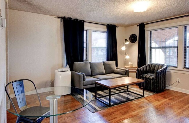 Frontdesk | Modern 1 BR Apt near Kauffman Stadium