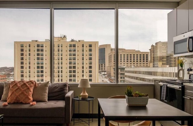 Frontdesk | Modern 1BR Apt in Downtown