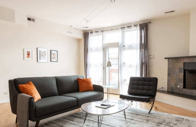 Frontdesk | Spacious 2 BR Apt in Wicker Park