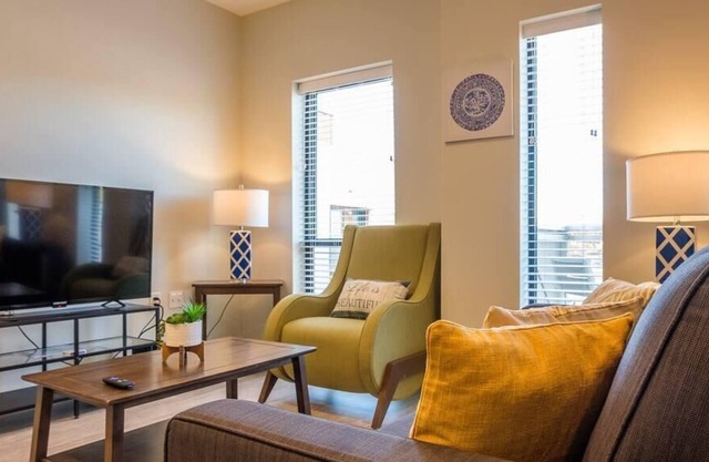 Frontdesk | Spacious 2BR Apt in Des Moines