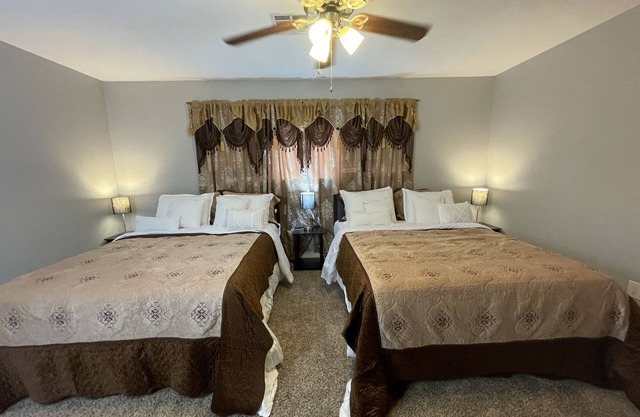 Ft. Sill-5 miles/Pet Welcome/11-Guests/4-BDR/5-QBED/2-FBA!