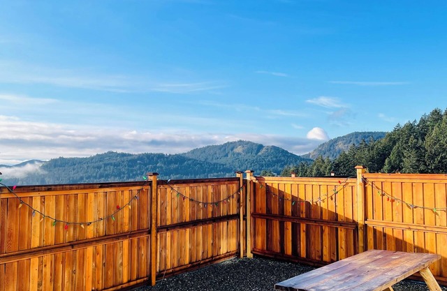 Full Comfy&Private Suite with a Yard for Your Getaway in Bear Mountain, Victoria