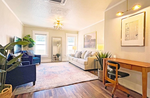 Full Kitchen/Spacious Living Room/Walk to Mineral Springs and Restaurants