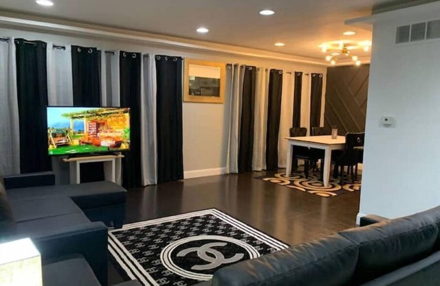Full Modern House Near Downtown Chicago