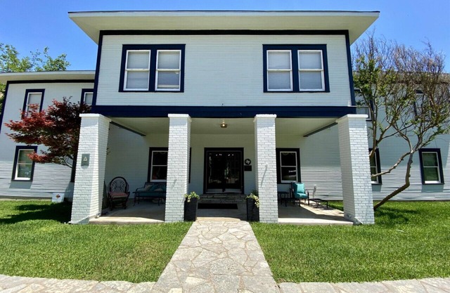 Full Room Riverside Getaway in Historic Glen Rose