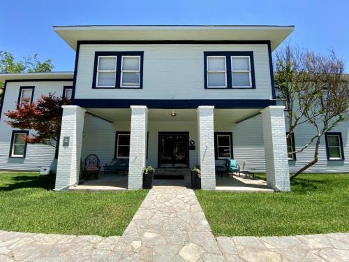 Full Room Riverside Getaway in Historic Glen Rose