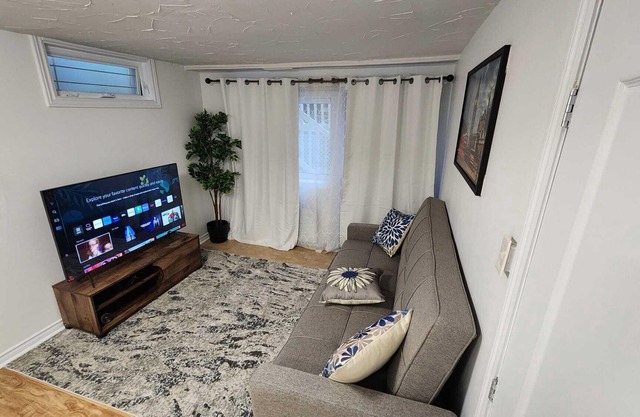 Full Studio in Hull with parking, wifi and kitchen, 5min from Ottawa parliament