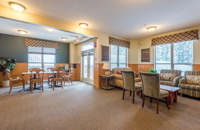 Fully Equipped Studio Right at Chairlift! An amazing Ski In/Out Location!
