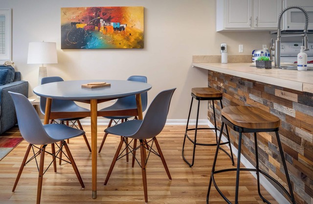 Fully Equipped 2BR Condo 3 Blocks to Beach, Set Between Downtown &Castle Farms
