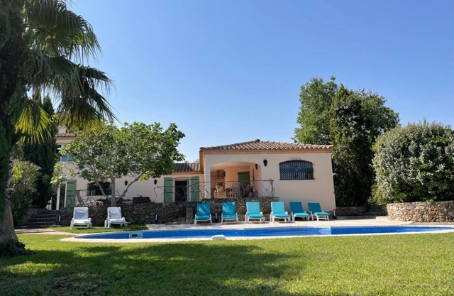 Fully equipped 6 bedroom modern family villa with pool sleeps 12