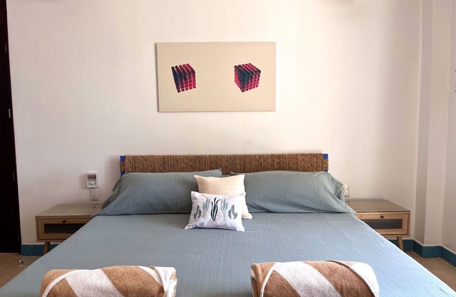 Fully equipped studio with AC and WiFi in Zicatela. Bed, kitchen and bathroom.