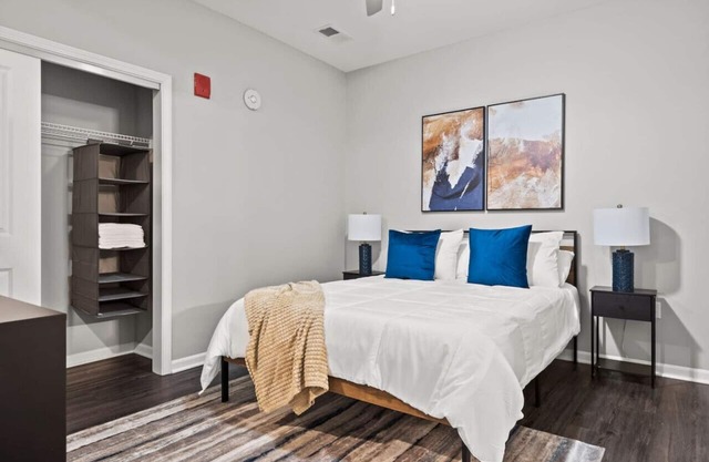 Fully Furnished 2Bed Apt In Kansas W/Open Kitchen