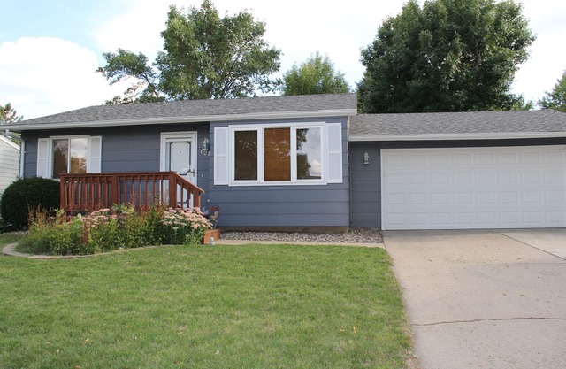 Fully Furnished 3 Bedroom - 2 Bath - Double Garage