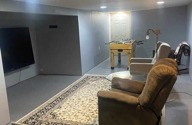 Fully furnished, Charming & Spacious 3-bedroom house in a Quiet Cul-de-Sac!