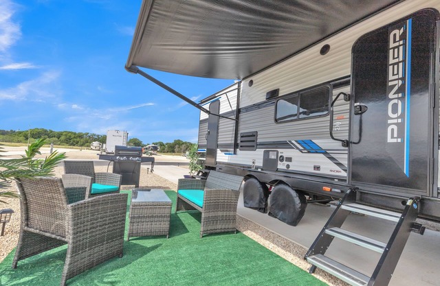 Fully furnished cozy RV in Comfort TX, Sleeps 6, lower weekly and monthly rates.