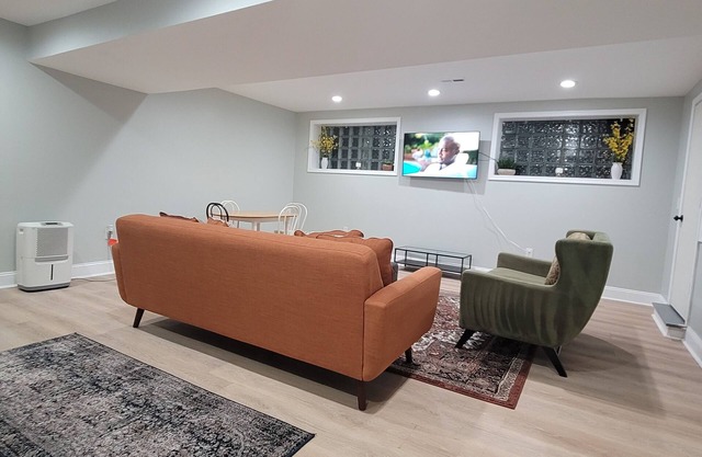 Fully Furnished Cozy English Basement Apartment