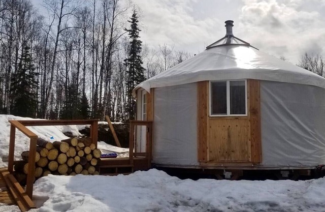 Fully-furnished Kobuk Yurt 1 🌲 at AK Dogstead