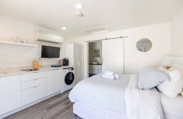 Fully Furnished Studio in East Sac/Steps Away from Several Hospitals