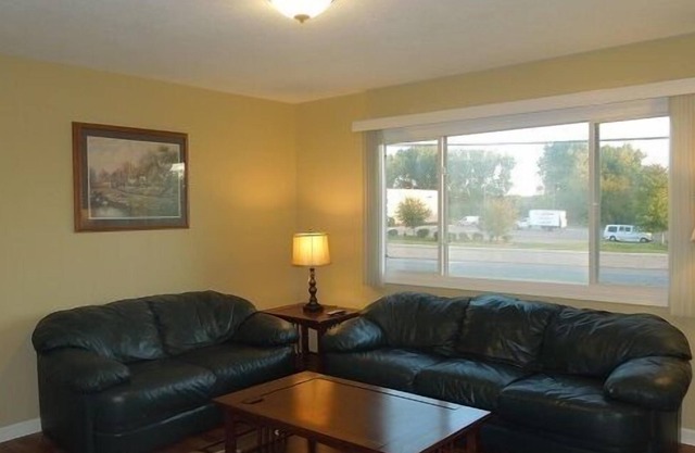 Fully furnshed and supplied apartment with cable, Internet, towels, dishes, more