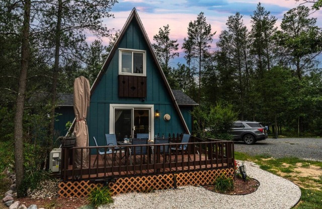 Fully Loaded Cabin, Coffee Bar, NEW Hot Tub, Epic Firepit, Close to the Dells