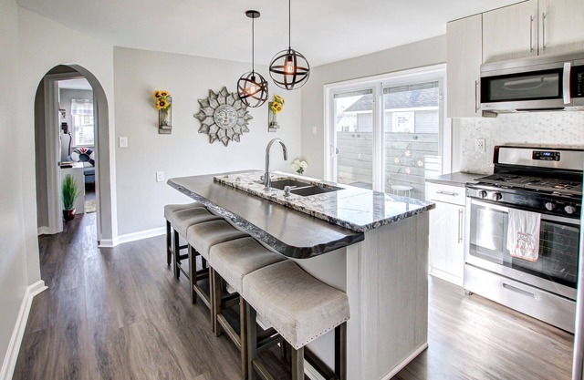 Fully remodeled 2BR! Pet Friendly Walk to beach-1 block; mins. to Cedar Point!