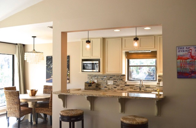 Fully Renovated Top-Floor Sea Pines Villa near Harbour Town in Lighthouse Tennis