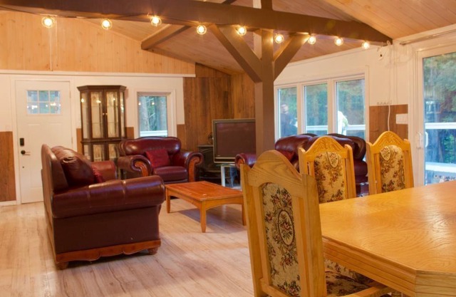 Fully Renovated 2 Bedroom Cottage with Creek view