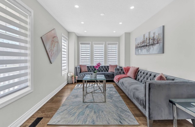 Fully Renovated 3BR ✨ Cozy Stay ~ New Furniture ~ Private backyard ~ Milton 🏡