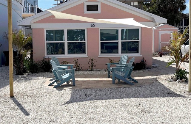 Fully renovated, steps to beach. 2BR/1BA.Dogs welcome! Perfect ratings.