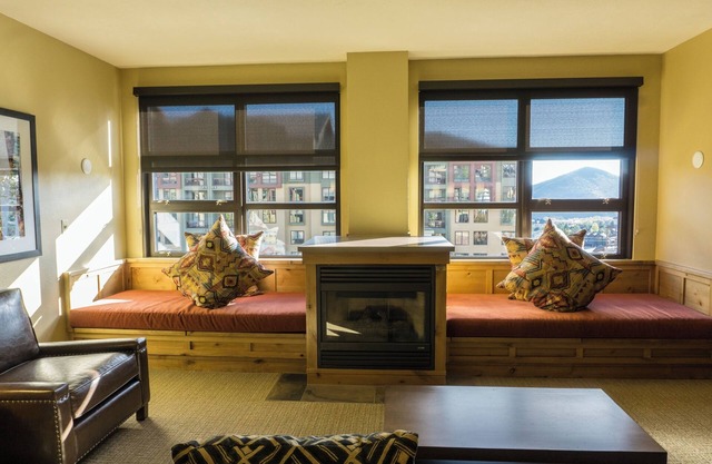 Fully Renovated Suite with Full Kitchen by RedAwning - Save 20% on 7+ Nights!