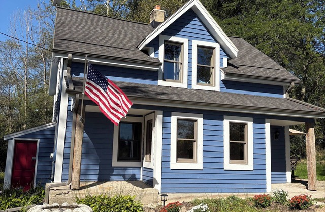 Fully restored 1855 Log Cabin, a modern-rustic retreat