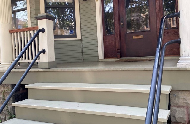 Fully restored 1900's 2-Flat on Chicago’s family friendly quiet North Side.
