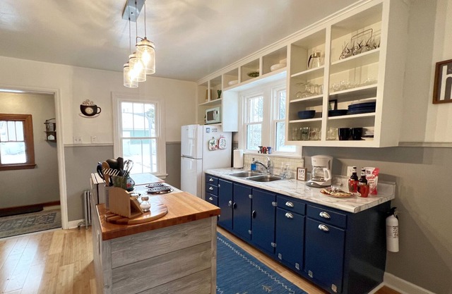 Fun 2 Bedroom House on Ely's Main Street. Walk to Everything