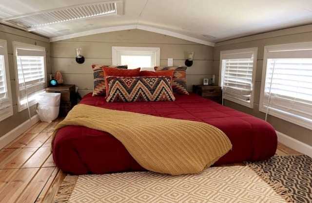 Fun, Cozy "Tiny House" Retreat w/Study, fast WiFi