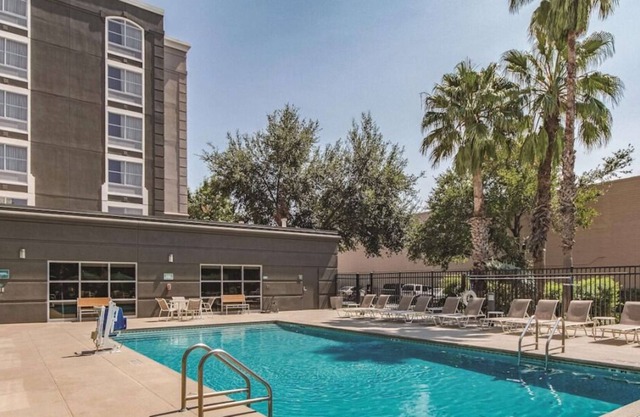 Fun Days Ahead! 3 Units w/ FREE Bfast & Parking, Pool, Minutes to Wax Museum!