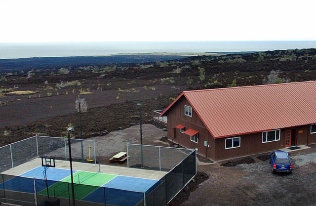 Fun Family Private Retreat with lighted Sports Court and Pool