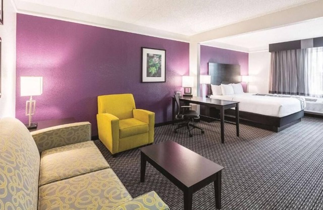 Fun-filled Stay! 3 Convenient Units, Onsite Pool w/ FREE Breakfast, The Alamo!
