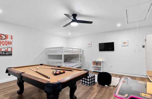 Fun & Funky! Close to The City. Gameroom & Hot Tub