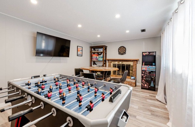 Fun~Game Room ~ 5 min Drive to College~Family
