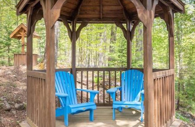 Fun, Relaxing Cottage w Hot Tub, Sauna & Fast Wifi