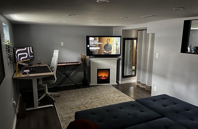 Furnished 4 bedroom house with patio - 10 min walk to downtown
