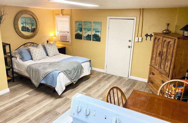 Furnished all bills pd studio w/full kitchen & on site laundry