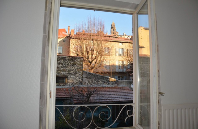 Furnished apartment completely renovated in downtown Puy with wifi