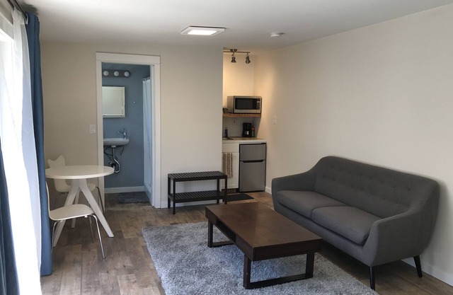 Furnished detached garden cottage