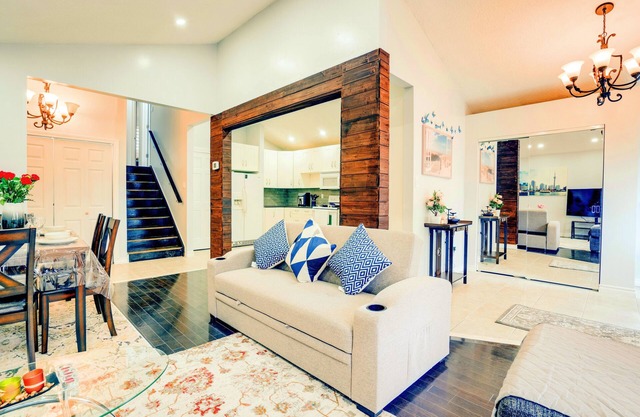 Furnished Family Home ★ KING BED ★ Parking ★ BBQ ★ Backyard ★ Discounted Price