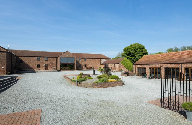FURROWS COTTAGE, family friendly, with pool in Great Driffield