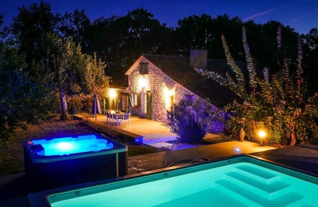 Gîte de la Truffière, heated swimming pool and jacuzzi